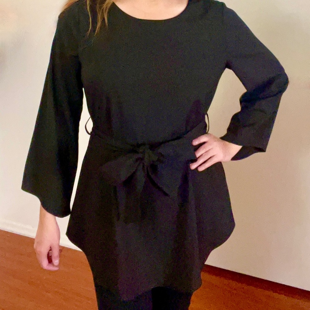 NEW WITH TAG!! Veiled Collection Black Medium Top with Tie Belt!